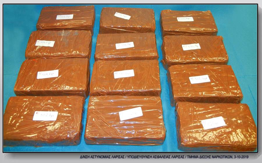 Με χειροπέδες 30χρονος Λαρισαίος – Έκρυβε 6 κιλά ηρωίνης και πιστόλια σε ειδική κρύπτη στο αυτοκίνητό του (φωτο)