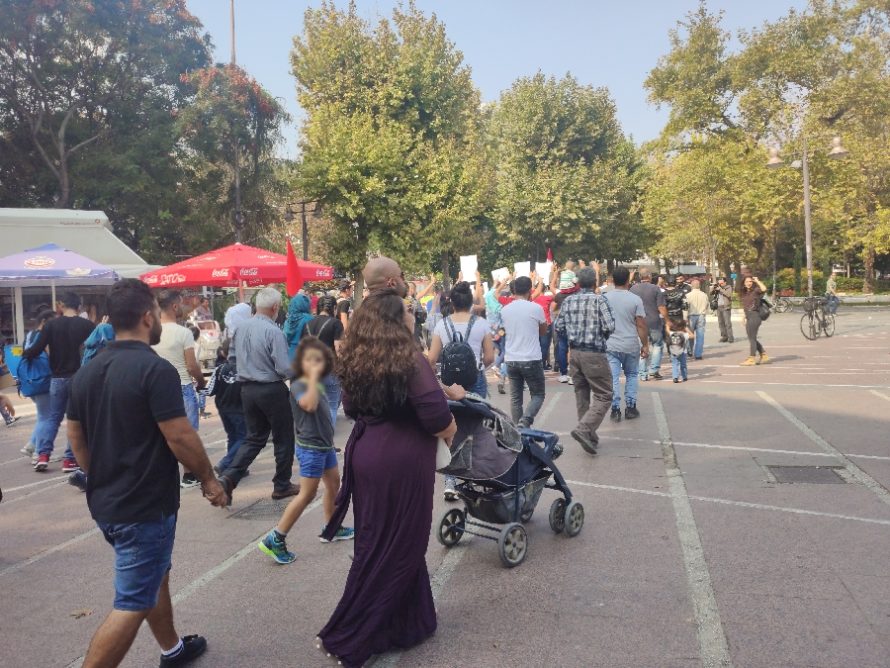 Λαρισαίοι και πρόσφυγες έκαναν πορεία ενάντια στην τουρκική εισβολή στη Συρία (φωτό)