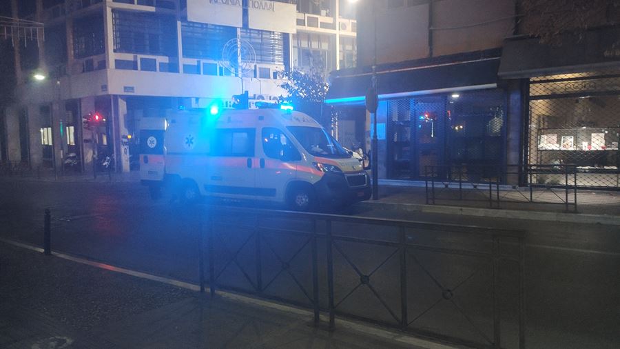 Τροχαίο με αυτοκίνητο και μηχανάκι στο κέντρο της Λάρισας - Στο Νοσοκομείο ο αναβάτης (φωτο)