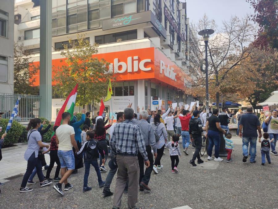 Λαρισαίοι και πρόσφυγες έκαναν πορεία ενάντια στην τουρκική εισβολή στη Συρία (φωτό)