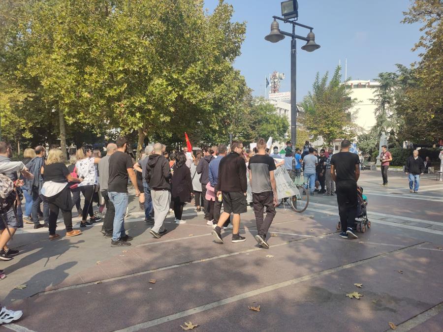 Λαρισαίοι και πρόσφυγες έκαναν πορεία ενάντια στην τουρκική εισβολή στη Συρία (φωτό)