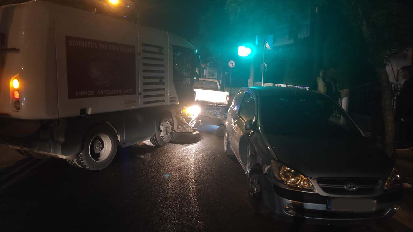 Τρελή πορεία αγροτικού σκόρπισε τον τρόμο στην οδό Βόλου - Δείτε φωτογραφίες