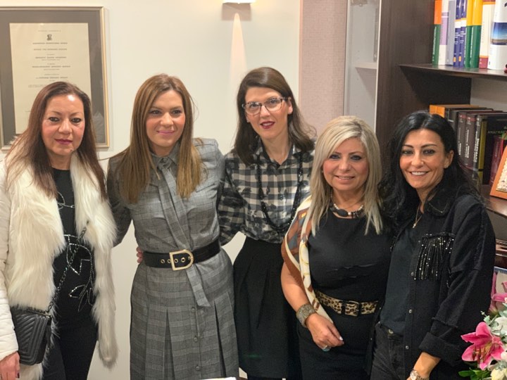 Πλήθος ευχών για την ονομαστική της εορτή δέχθηκε στο γραφείο της η Στέλλα Μπίζιου - Δείτε φωτογραφίες