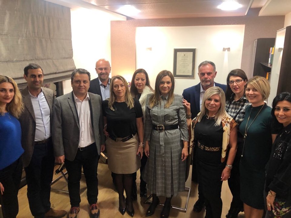 Πλήθος ευχών για την ονομαστική της εορτή δέχθηκε στο γραφείο της η Στέλλα Μπίζιου - Δείτε φωτογραφίες