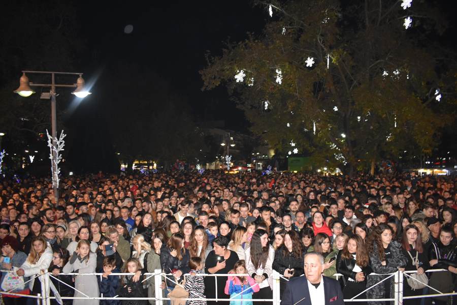 Οι stavento …δυναμίτισαν τους Λαρισαίους στο άναμμα του Χριστουγεννιάτικου Δέντρου – Ένα μεγάλο πάρτι όλη η Κεντρική πλατεία (φωτο – βίντεο)