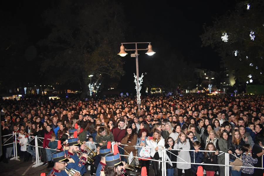 Οι stavento …δυναμίτισαν τους Λαρισαίους στο άναμμα του Χριστουγεννιάτικου Δέντρου – Ένα μεγάλο πάρτι όλη η Κεντρική πλατεία (φωτο – βίντεο)