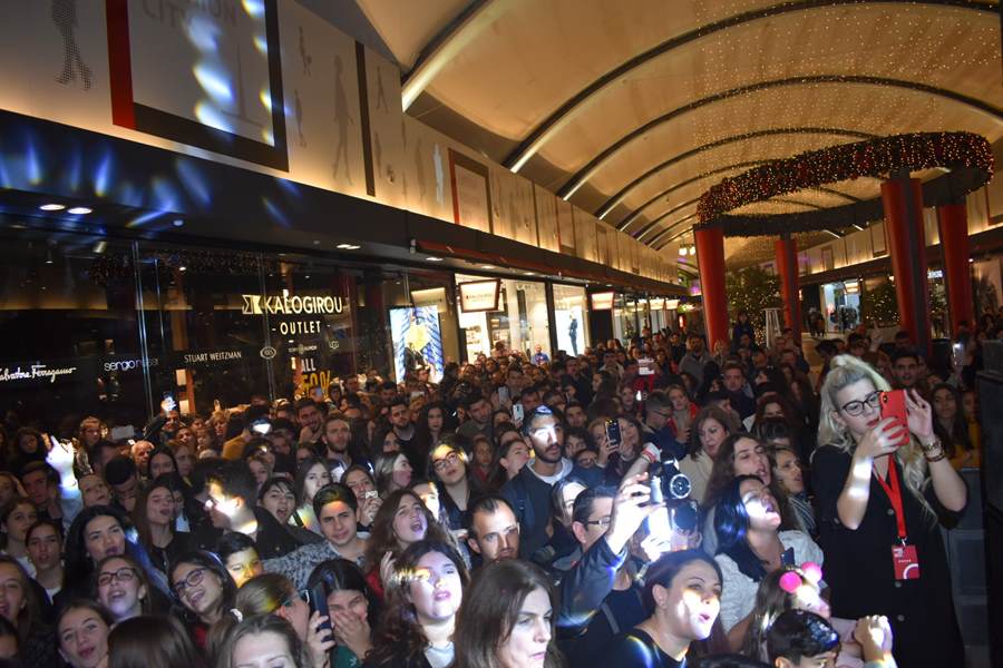 Το αδιαχώρητο στην συναυλία του Μιχάλη Χατζηγιάννη για το άναμμα του Χριστουγεννιάτικου Δέντρου και τα γενέθλια του Fashion City στη Λάρισα (φωτο – βίντεο)