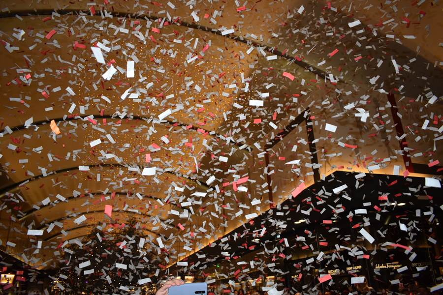 Το αδιαχώρητο στην συναυλία του Μιχάλη Χατζηγιάννη για το άναμμα του Χριστουγεννιάτικου Δέντρου και τα γενέθλια του Fashion City στη Λάρισα (φωτο – βίντεο)