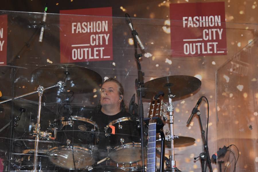 Το αδιαχώρητο στην συναυλία του Μιχάλη Χατζηγιάννη για το άναμμα του Χριστουγεννιάτικου Δέντρου και τα γενέθλια του Fashion City στη Λάρισα (φωτο – βίντεο)