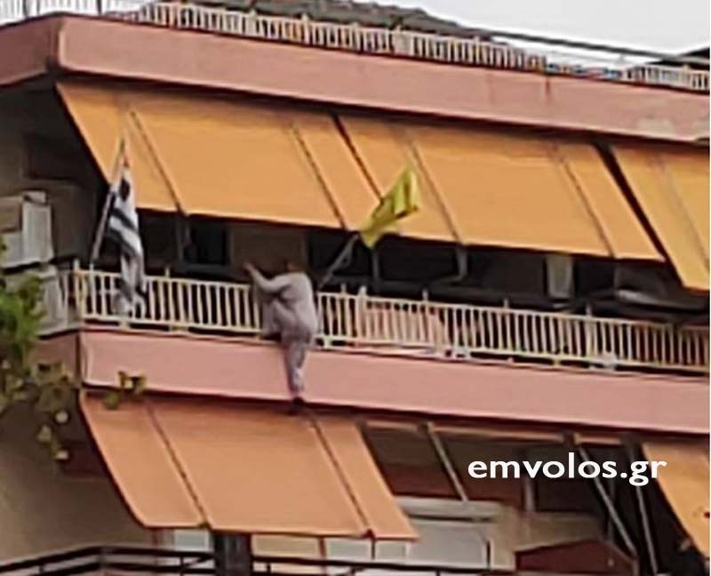 Αλεξάνδρεια: Αστυνομικός διέσωσε γυναίκα που κρεμόταν από το μπαλκόνι 4ου ορόφου