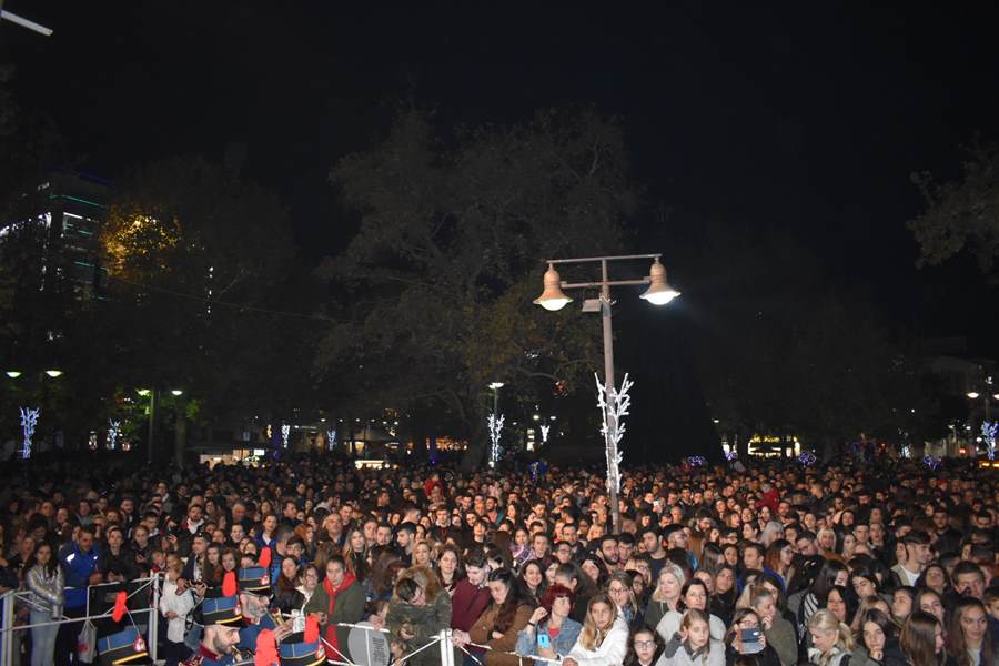 Οι stavento …δυναμίτισαν τους Λαρισαίους στο άναμμα του Χριστουγεννιάτικου Δέντρου – Ένα μεγάλο πάρτι όλη η Κεντρική πλατεία (φωτο – βίντεο)