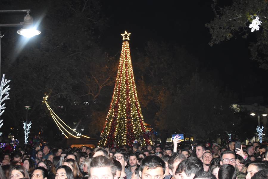 Οι stavento …δυναμίτισαν τους Λαρισαίους στο άναμμα του Χριστουγεννιάτικου Δέντρου – Ένα μεγάλο πάρτι όλη η Κεντρική πλατεία (φωτο – βίντεο)