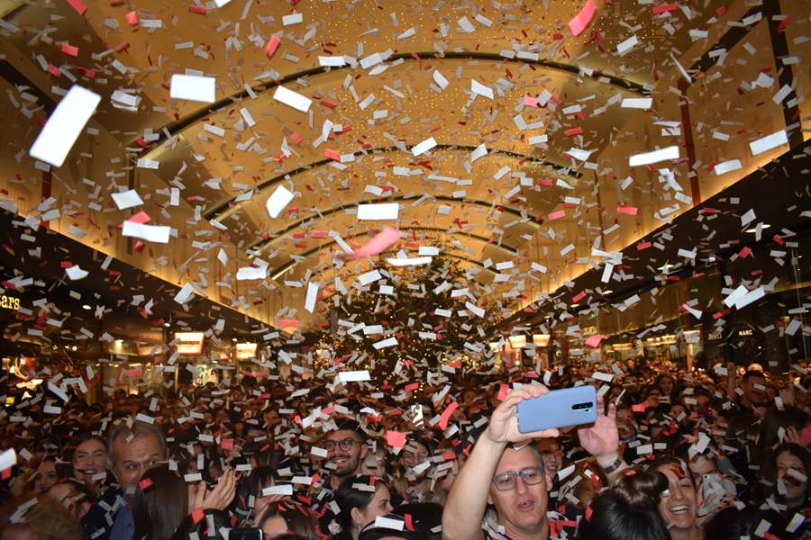 Το αδιαχώρητο στην συναυλία του Μιχάλη Χατζηγιάννη για το άναμμα του Χριστουγεννιάτικου Δέντρου και τα γενέθλια του Fashion City στη Λάρισα (φωτο – βίντεο)