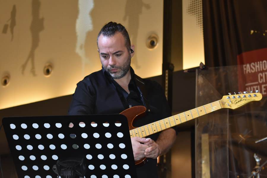 Το αδιαχώρητο στην συναυλία του Μιχάλη Χατζηγιάννη για το άναμμα του Χριστουγεννιάτικου Δέντρου και τα γενέθλια του Fashion City στη Λάρισα (φωτο – βίντεο)