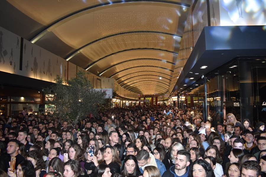 Το αδιαχώρητο στην συναυλία του Μιχάλη Χατζηγιάννη για το άναμμα του Χριστουγεννιάτικου Δέντρου και τα γενέθλια του Fashion City στη Λάρισα (φωτο – βίντεο)