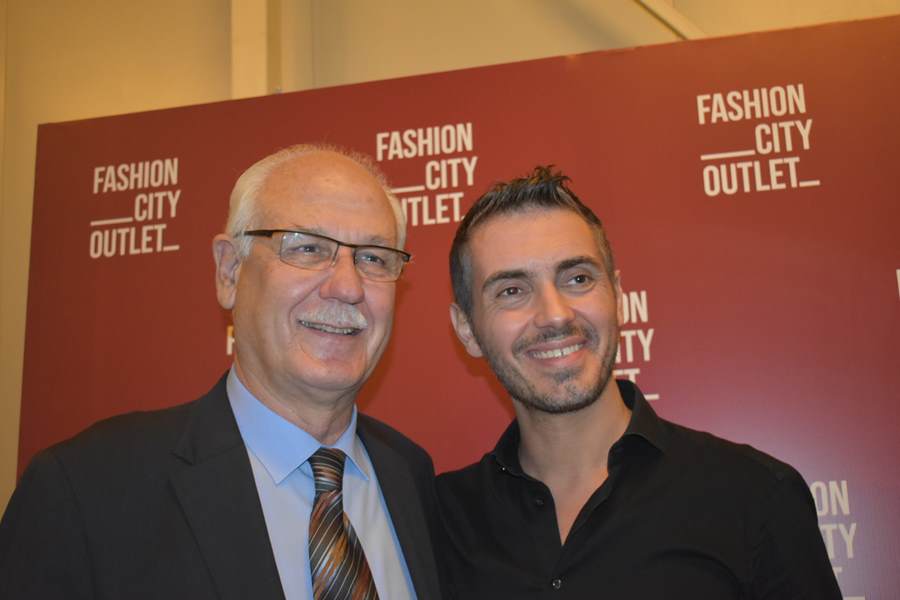 Το αδιαχώρητο στην συναυλία του Μιχάλη Χατζηγιάννη για το άναμμα του Χριστουγεννιάτικου Δέντρου και τα γενέθλια του Fashion City στη Λάρισα (φωτο – βίντεο)