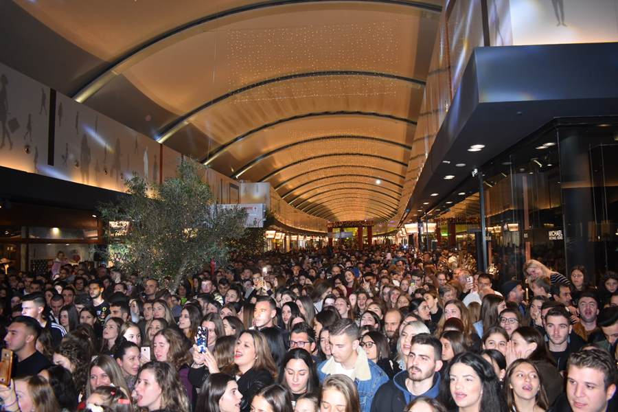 Το αδιαχώρητο στην συναυλία του Μιχάλη Χατζηγιάννη για το άναμμα του Χριστουγεννιάτικου Δέντρου και τα γενέθλια του Fashion City στη Λάρισα (φωτο – βίντεο)