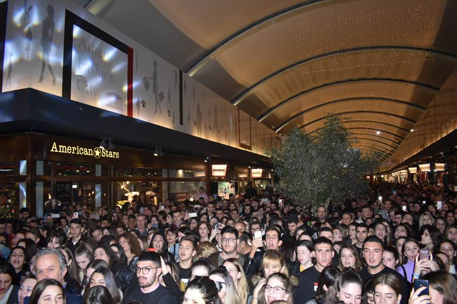 Το αδιαχώρητο στην συναυλία του Μιχάλη Χατζηγιάννη για το άναμμα του Χριστουγεννιάτικου Δέντρου και τα γενέθλια του Fashion City στη Λάρισα (φωτο – βίντεο)