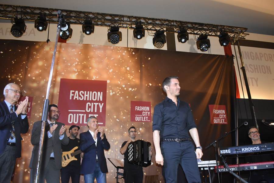 Το αδιαχώρητο στην συναυλία του Μιχάλη Χατζηγιάννη για το άναμμα του Χριστουγεννιάτικου Δέντρου και τα γενέθλια του Fashion City στη Λάρισα (φωτο – βίντεο)