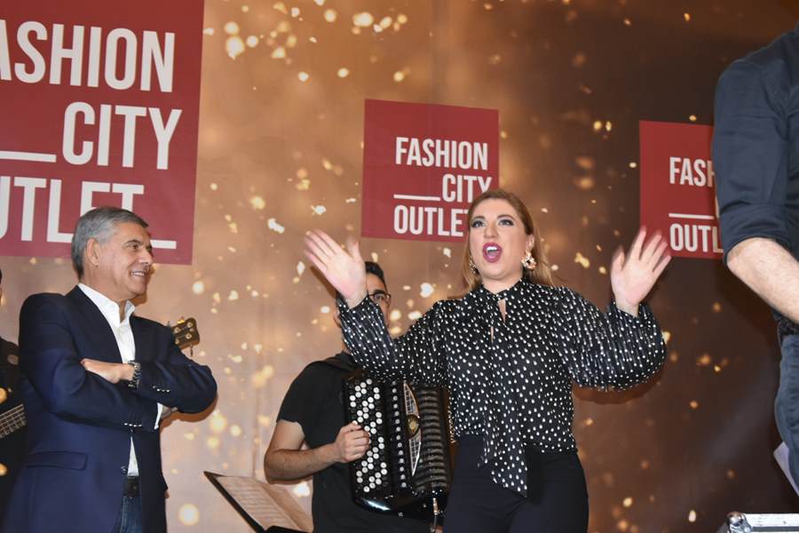 Το αδιαχώρητο στην συναυλία του Μιχάλη Χατζηγιάννη για το άναμμα του Χριστουγεννιάτικου Δέντρου και τα γενέθλια του Fashion City στη Λάρισα (φωτο – βίντεο)