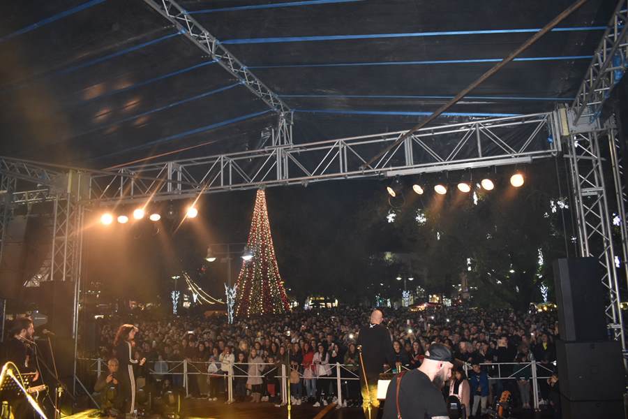 Οι stavento …δυναμίτισαν τους Λαρισαίους στο άναμμα του Χριστουγεννιάτικου Δέντρου – Ένα μεγάλο πάρτι όλη η Κεντρική πλατεία (φωτο – βίντεο)