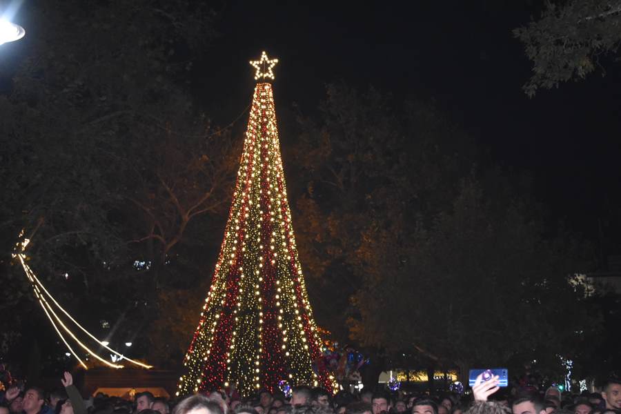 Οι stavento …δυναμίτισαν τους Λαρισαίους στο άναμμα του Χριστουγεννιάτικου Δέντρου – Ένα μεγάλο πάρτι όλη η Κεντρική πλατεία (φωτο – βίντεο)