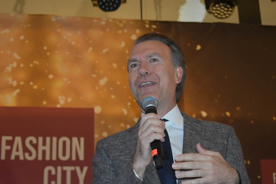 Το αδιαχώρητο στην συναυλία του Μιχάλη Χατζηγιάννη για το άναμμα του Χριστουγεννιάτικου Δέντρου και τα γενέθλια του Fashion City στη Λάρισα (φωτο – βίντεο)