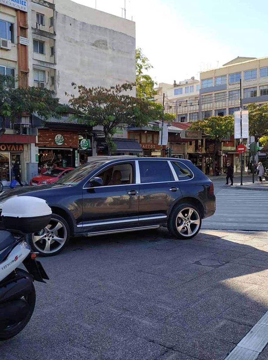 Καβάλα πάει στη... Λάρισα: Πάρκαρε την πόρσε του πάνω στην πλατεία στο κέντρο της πόλης!