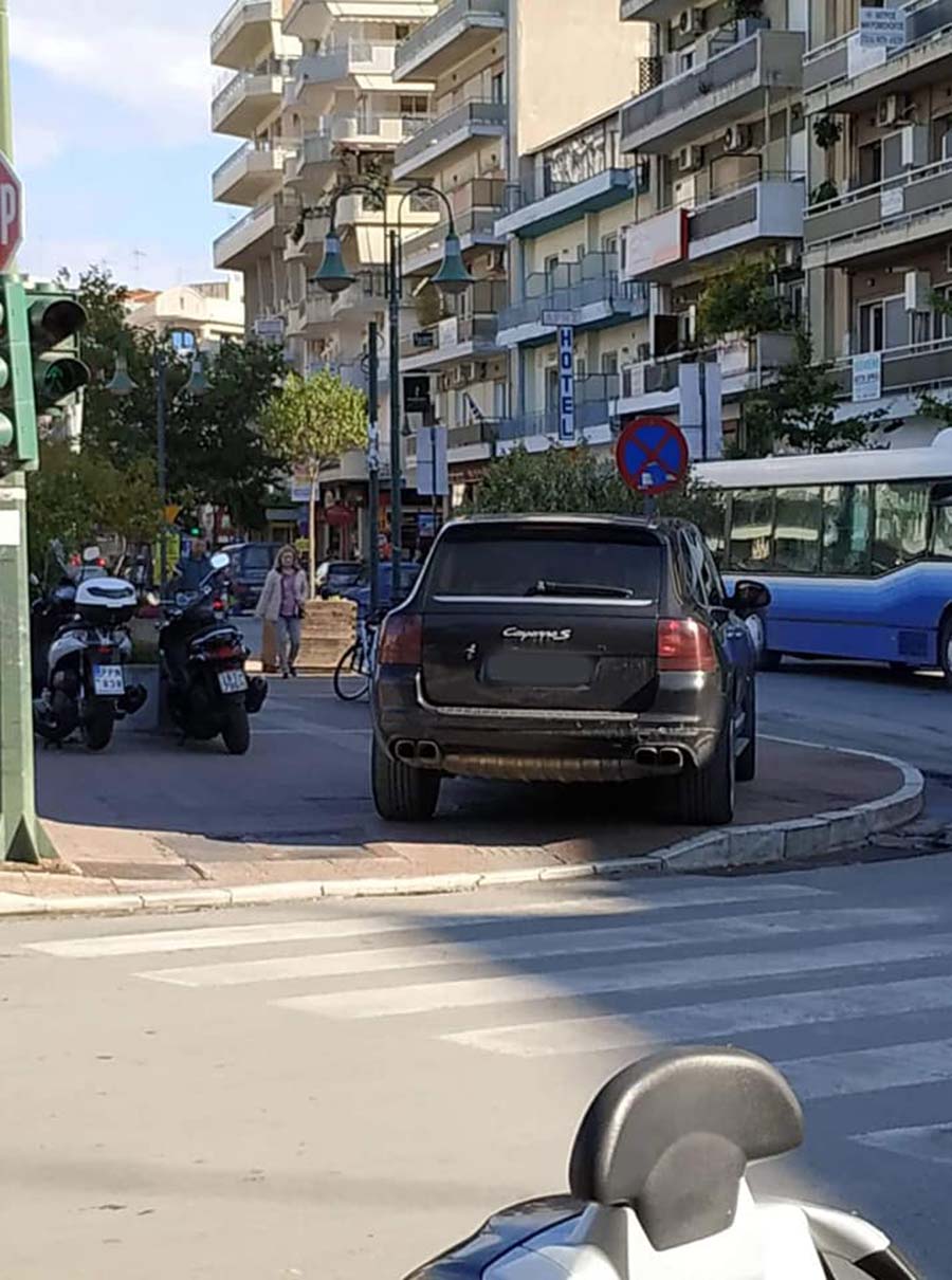 Καβάλα πάει στη... Λάρισα: Πάρκαρε την πόρσε του πάνω στην πλατεία στο κέντρο της πόλης!