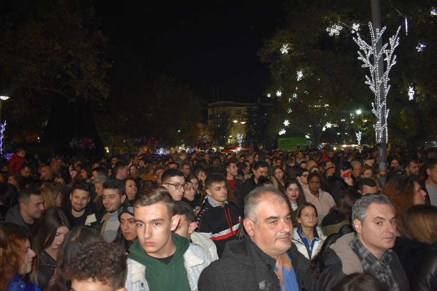 Οι stavento …δυναμίτισαν τους Λαρισαίους στο άναμμα του Χριστουγεννιάτικου Δέντρου – Ένα μεγάλο πάρτι όλη η Κεντρική πλατεία (φωτο – βίντεο)