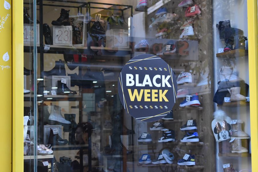 Τα παράξενα της Black Friday στη Λάρισα! Κι όμως τα είδαμε και αυτά... (φωτο)