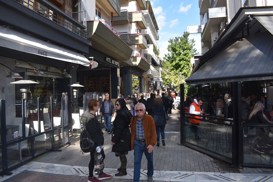 Ποια κρίση; Ο... κακός χαμός στο κέντρο της Λάρισας για την Black Friday - Δείτε φωτορεπορτάζ