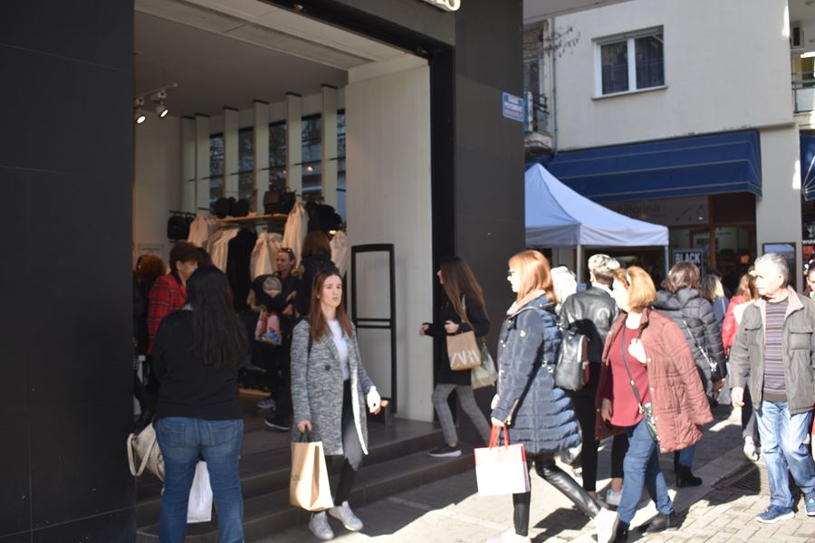 Ποια κρίση; Ο... κακός χαμός στο κέντρο της Λάρισας για την Black Friday - Δείτε φωτορεπορτάζ