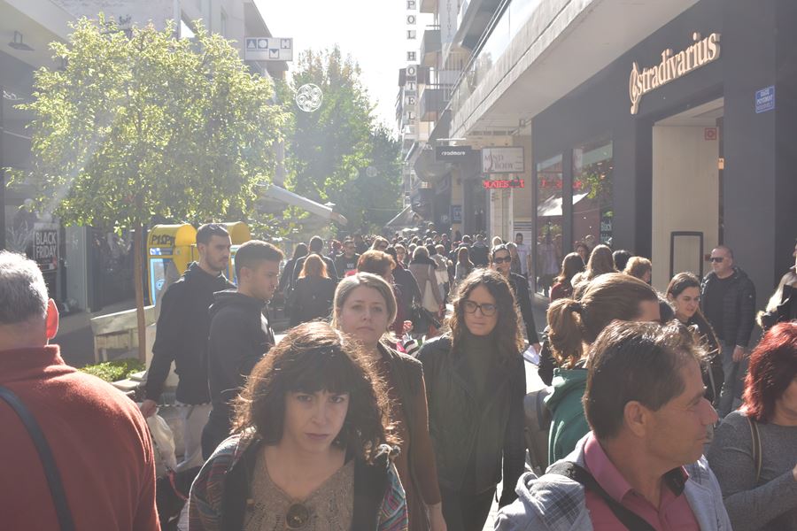 Ποια κρίση; Ο... κακός χαμός στο κέντρο της Λάρισας για την Black Friday - Δείτε φωτορεπορτάζ