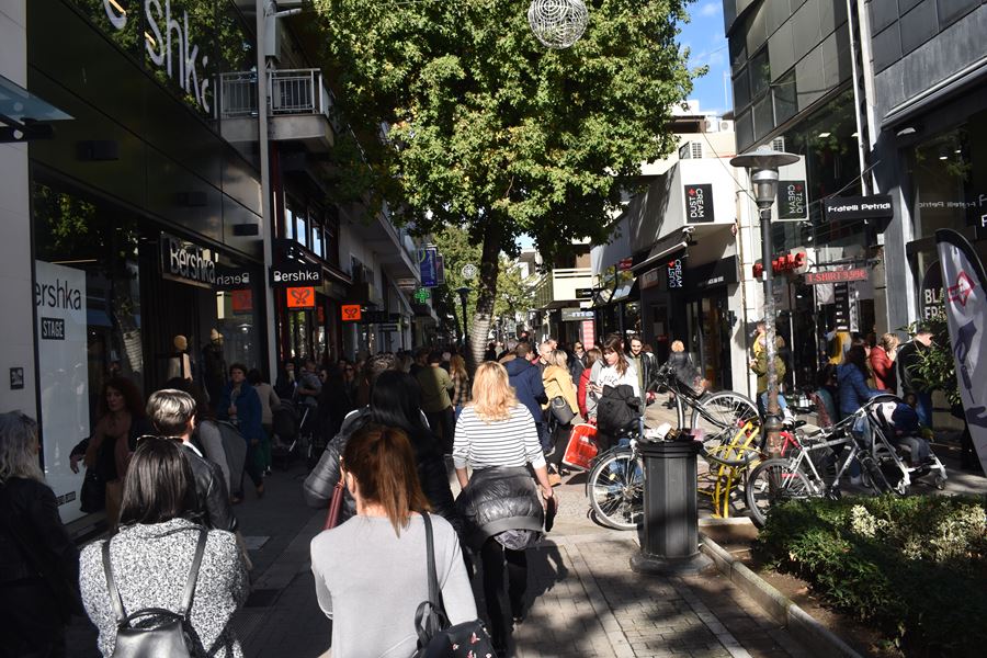 Ποια κρίση; Ο... κακός χαμός στο κέντρο της Λάρισας για την Black Friday - Δείτε φωτορεπορτάζ