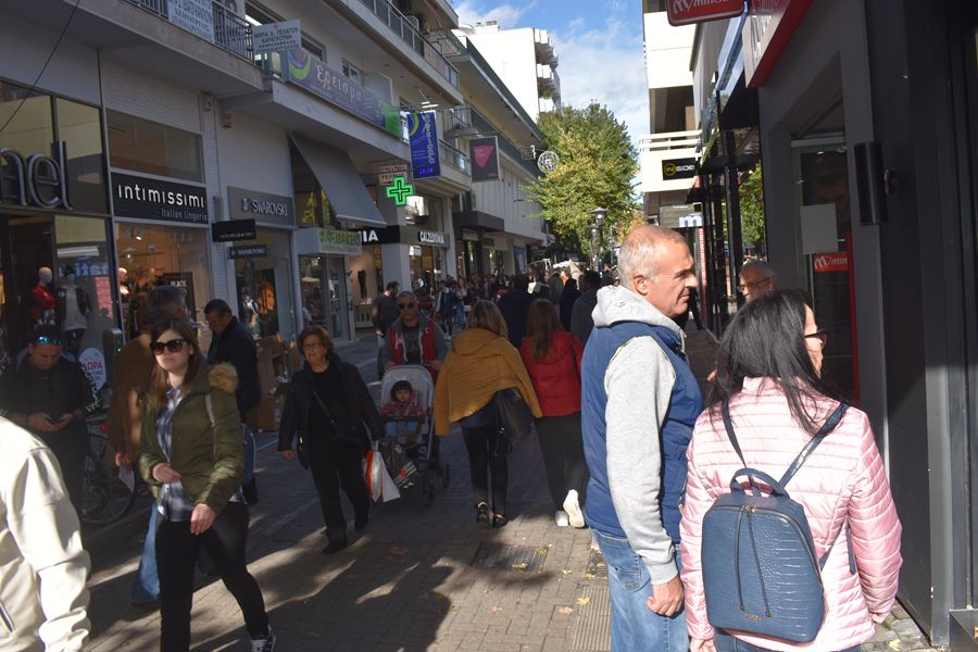 Ποια κρίση; Ο... κακός χαμός στο κέντρο της Λάρισας για την Black Friday - Δείτε φωτορεπορτάζ