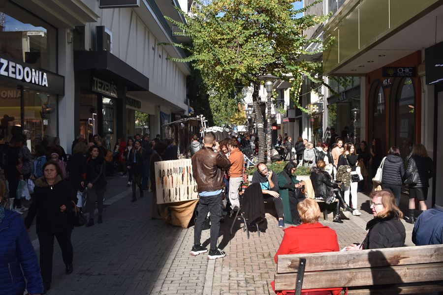 Ποια κρίση; Ο... κακός χαμός στο κέντρο της Λάρισας για την Black Friday - Δείτε φωτορεπορτάζ