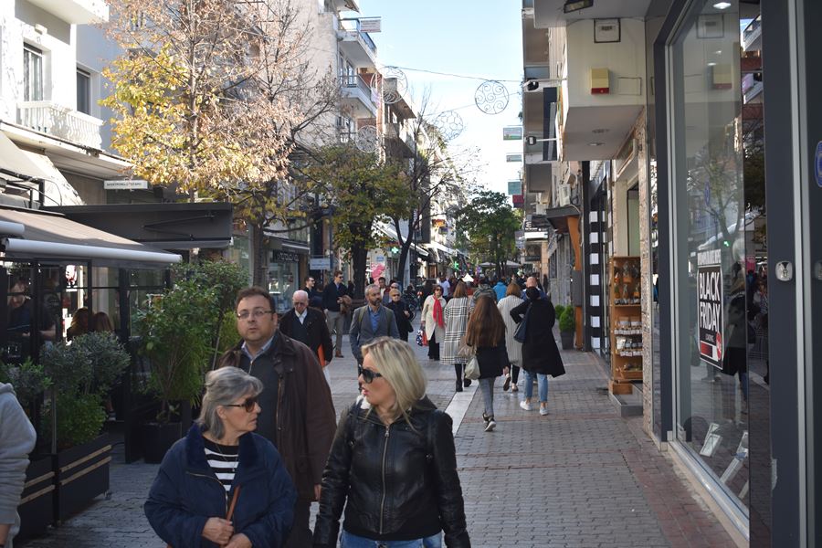 Ποια κρίση; Ο... κακός χαμός στο κέντρο της Λάρισας για την Black Friday - Δείτε φωτορεπορτάζ