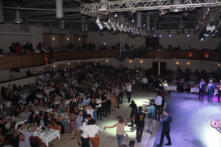 Παραδοσιακό γλέντι μέχρι... τελικής πτώσης με τις καλύτερες ορχήστρες της Ελλάδας διοργάνωσε το ΚΕΛΕ στη Λάρισα (φωτο - βίντεο)