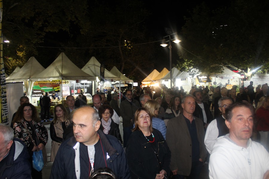 Εγκαινιάστηκε και επίσημα η έκθεση κρητικών προϊόντων στη Λάρισα - Μεγάλο γλέντι στην Κεντρική πλατεία (φωτο - βίντεο)