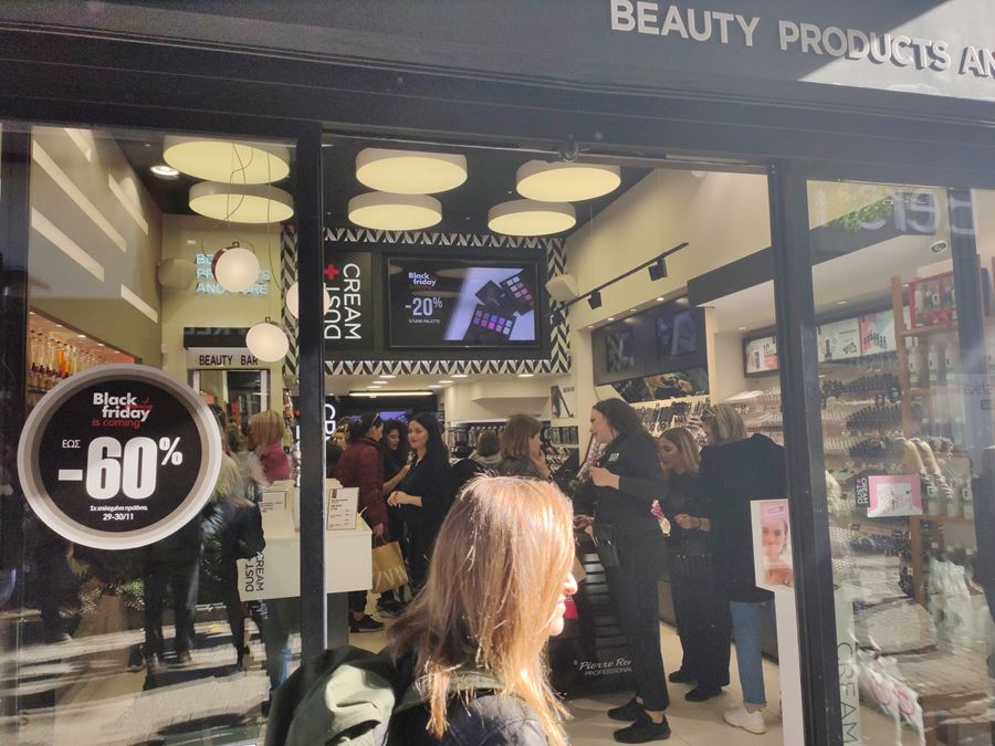 Ποια κρίση; Ο... κακός χαμός στο κέντρο της Λάρισας για την Black Friday - Δείτε φωτορεπορτάζ