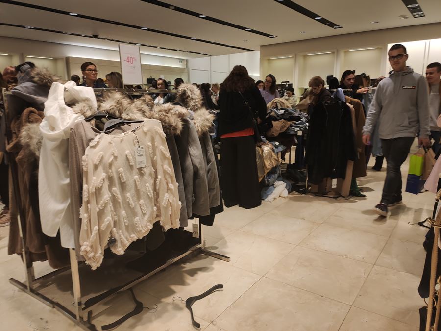 Ποια κρίση; Ο... κακός χαμός στο κέντρο της Λάρισας για την Black Friday - Δείτε φωτορεπορτάζ