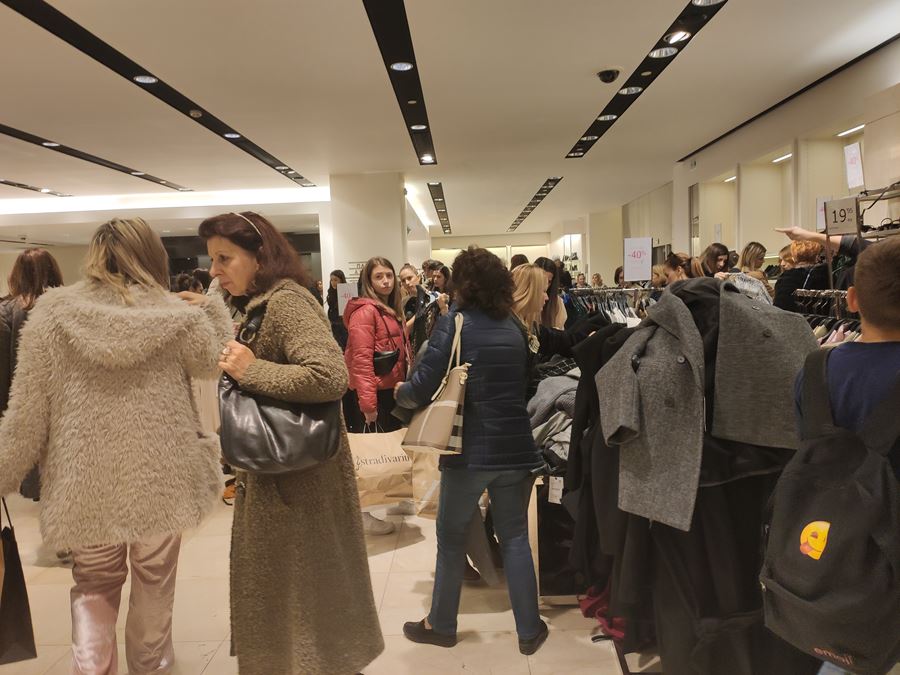 Ποια κρίση; Ο... κακός χαμός στο κέντρο της Λάρισας για την Black Friday - Δείτε φωτορεπορτάζ