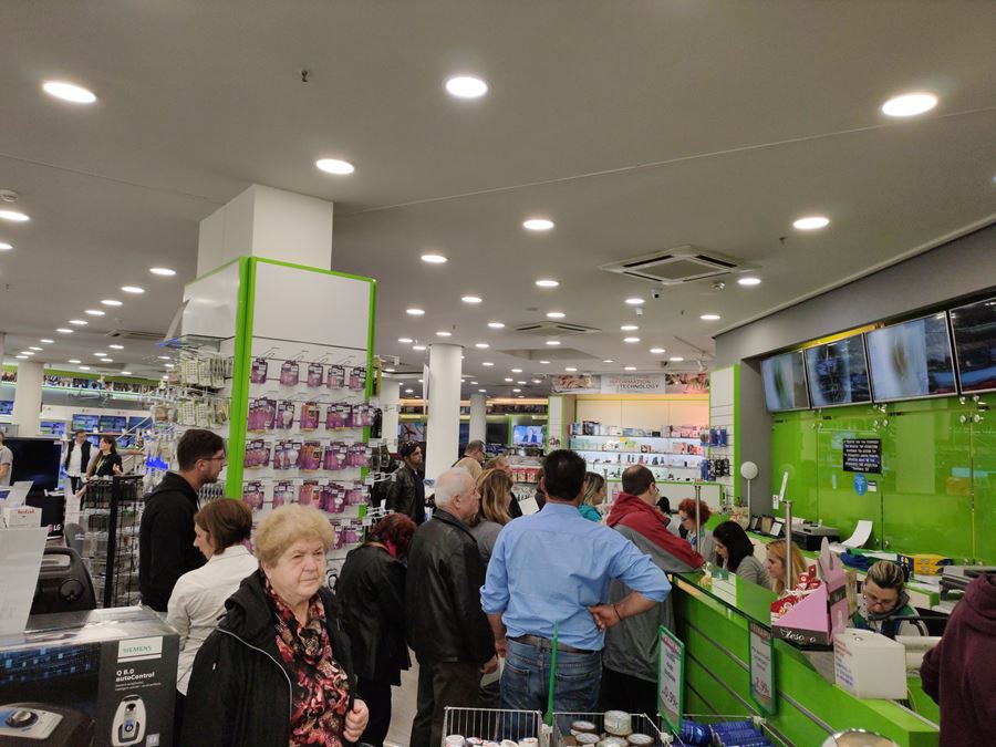 Ποια κρίση; Ο... κακός χαμός στο κέντρο της Λάρισας για την Black Friday - Δείτε φωτορεπορτάζ