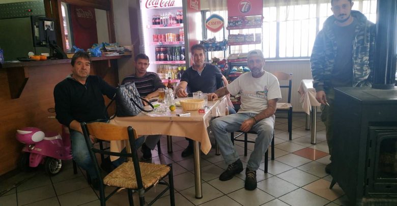 Οδοιπορικό του onlarissa.gr στην Καρίτσα: Έξαλλοι κάτοικοι για τους πρόσφυγες – «Θα μας βρουν μπροστά τους» (φωτο – βίντεο) Οδοιπορικό του onlarissa.gr στην Καρίτσα: Έξαλλοι κάτοικοι για τους πρόσφυγες – «Θα μας βρουν μπροστά τους» (φωτο – βίντεο)