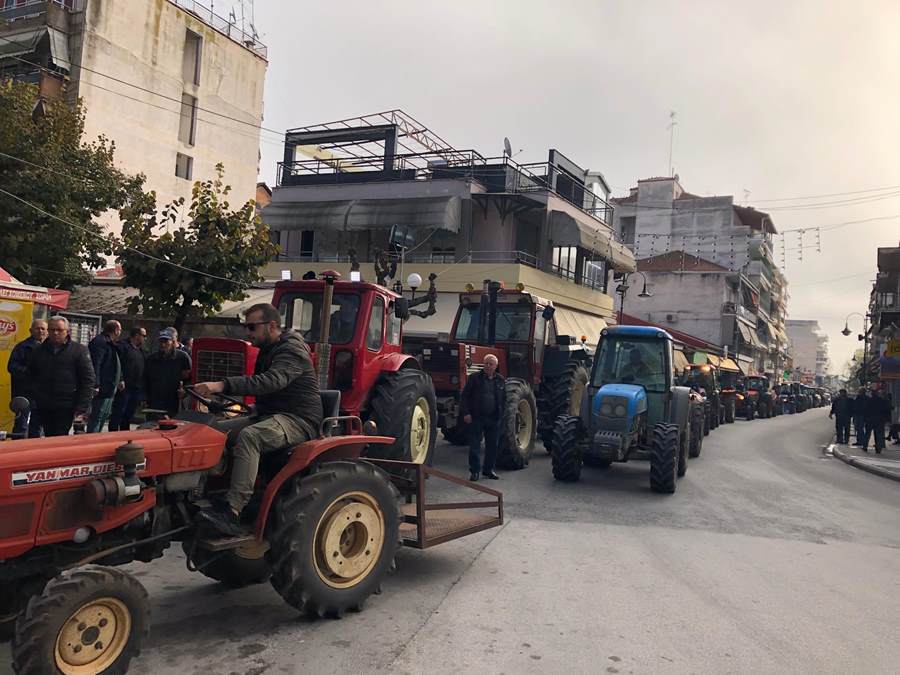 Ξεσήκωσαν τον Τύρναβο με τα τρακτέρ τους – Ο λόγος που διαμαρτύρονται οι αγανακτισμένοι αγρότες (φωτο)