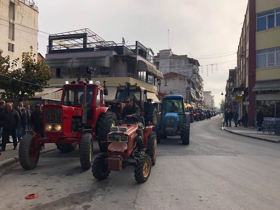 Ξεσήκωσαν τον Τύρναβο με τα τρακτέρ τους – Ο λόγος που διαμαρτύρονται οι αγανακτισμένοι αγρότες (φωτο)