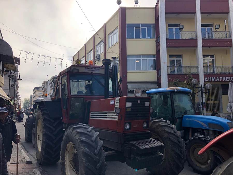 Ξεσήκωσαν τον Τύρναβο με τα τρακτέρ τους – Ο λόγος που διαμαρτύρονται οι αγανακτισμένοι αγρότες (φωτο)