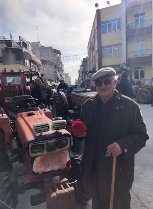 Ξεσήκωσαν τον Τύρναβο με τα τρακτέρ τους – Ο λόγος που διαμαρτύρονται οι αγανακτισμένοι αγρότες (φωτο)