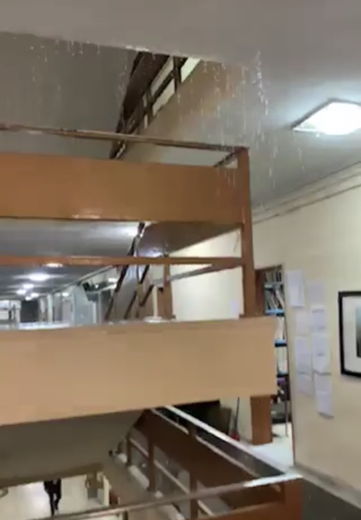 Απίστευτο βίντεο: Βρέχει... μέσα στο Δικαστικό Μέγαρο της Λάρισας!
